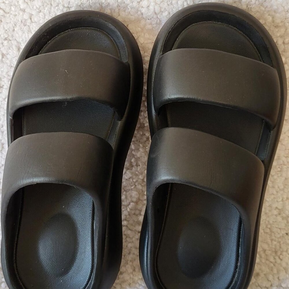 BLACK DOUBLE WIDE STRAP SANDALS  -- SIZE 6